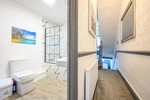 a bathroom with a toilet and a sink at -RC7H- For your relaxed & Cosy Free Parking in Leeds