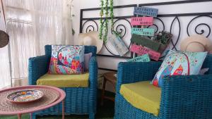 2 chaises et une table dans une pièce dans l'établissement RO-Piscine chauffée, Bénagil-Carvoeiro, à Carvoeiro