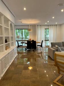 un soggiorno con divano e tavolo di Apartamento REGIDOR a Cartagena