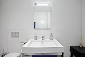 חדר רחצה ב-Exclusive spacious Apt. with garden in Zurich
