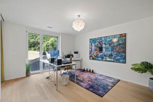 טלויזיה ו/או מרכז בידור ב-Exclusive spacious Apt. with garden in Zurich
