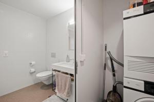 חדר רחצה ב-Exclusive spacious Apt. with garden in Zurich