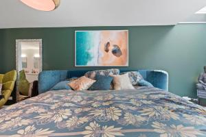 מיטה או מיטות בחדר ב-Exclusive spacious Apt. with garden in Zurich