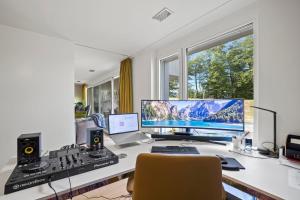 טלויזיה ו/או מרכז בידור ב-Exclusive spacious Apt. with garden in Zurich