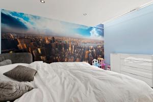 מיטה או מיטות בחדר ב-Exclusive spacious Apt. with garden in Zurich
