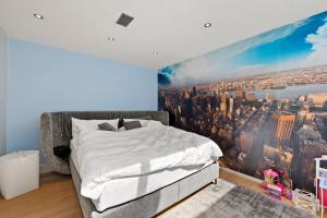 מיטה או מיטות בחדר ב-Exclusive spacious Apt. with garden in Zurich