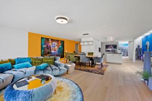 אזור ישיבה ב-Exclusive spacious Apt. with garden in Zurich