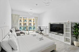 Et tv og/eller underholdning på WelHome - Greenery Apt for Modern Studio in Production City
