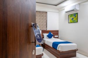 Hotel StayBird - Nest, Kharadi客房内的一张或多张床位