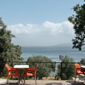 stół i krzesła na balkonie z widokiem na ocean w obiekcie Eses Camping w mieście Muğla