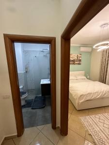 sypialnia z łóżkiem oraz łazienka z toaletą w obiekcie Laert's Appartement w Tiranie