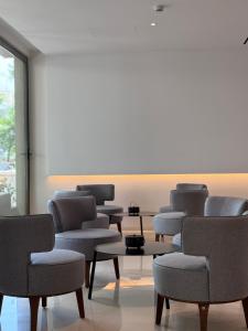 una sala de espera con sillas y una mesa en Angela Downtown Hotel en Rodas