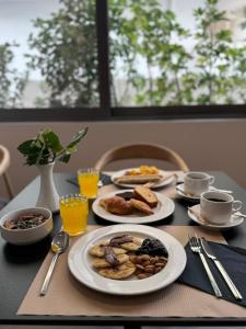 una mesa con platos de desayuno. en Angela Downtown Hotel, en Rodas