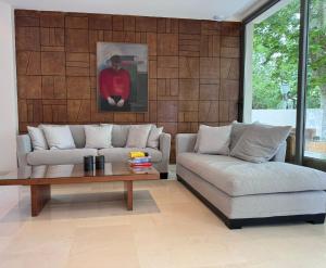 sala de estar con sofá y mesa de centro en Angela Downtown Hotel en Rodas