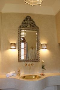 La salle de bains est pourvue d'un lavabo et d'un miroir. dans l'établissement Riad El Morocco Hotel, à Marrakech