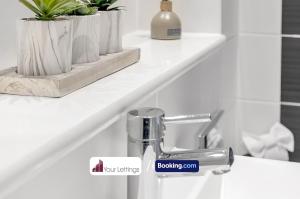lavabo con grifo cromado y lavabo en St Mary's Retreat By Your Lettings Short Lets & Serviced Accommodation Peterborough With Free WiFi,Parking And More, en Huntingdon