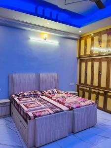 une chambre avec un grand lit dans une pièce dans l'établissement Exquisite 3 BHK Furnished House near Har Ki Pauri:, à Haridwar 44 autres photos