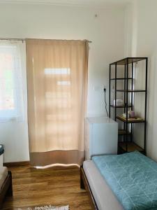 um quarto com uma cama e uma janela em Arvisura Vendégházak family friendly transit apartments em Zsombó