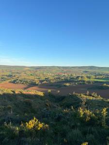 una vista de las llanuras desde la cima de una colina en Casa La Molina, en Burgos