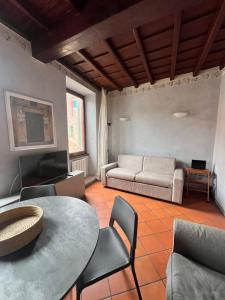 een woonkamer met een tafel en een bank bij Trastevere al Leopardo in Rome