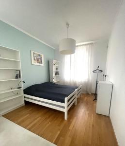 ein Schlafzimmer mit einem weißen Bett und einem Fenster in der Unterkunft Villa Belgravia in Pula