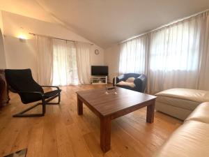 ein Wohnzimmer mit einem Couchtisch und einem Sofa in der Unterkunft Villa Belgravia in Pula