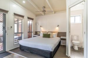 1 dormitorio con 1 cama grande y aseo en BIG4 Tasman Holiday Parks - Warrnambool, en Warrnambool