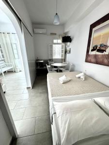 Zimmer mit einem Bett und einem Tisch in der Unterkunft Anna in Megali Ammos