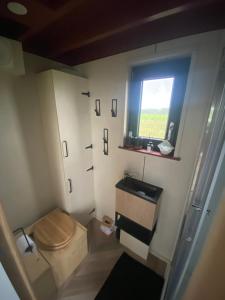 Koupelna v ubytování la Tiny house et la Cabane de l'Ouchette + 14 fotografií