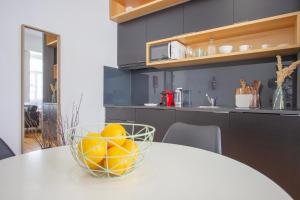 ポルトにあるFormosa79 Apartments by Guestifyの台所のテーブルに座ったオレンジ
