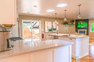 Gallery image of Serene 2BR Retreat Great Views Private Hot Tub in Guerneville +30 photos