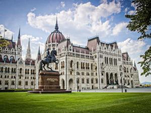 un grand bâtiment avec une statue en face dans l'établissement Heart of the city, entire very big apartment, à Budapest