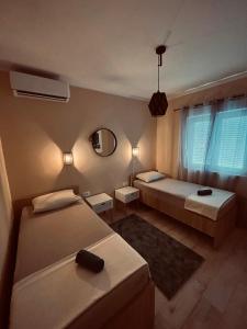 1 dormitorio con 2 camas y espejo en Duos Rios, en Mostar