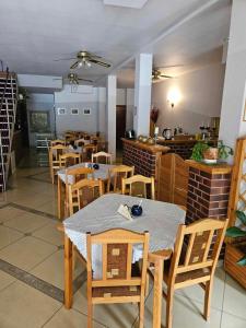 Un comedor con mesas y sillas y un restaurante. en Pensjonat Marzenie, en Przesieka 14 fotos más