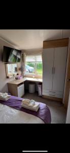 una camera con letto e una cucina con lavandino di Ohana Caravans - Haven Seton Sands a Port Seton