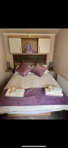 una camera da letto con un grande letto con due libri sopra di Ohana Caravans - Haven Seton Sands a Port Seton