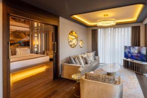 TV a/nebo společenská místnost v ubytování Merit Starlit Hotel & Residences