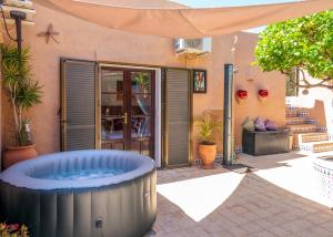 Casa de la Roca - A Beautiful 2 Bed/2 Bath Detached Villa في ألميريا: حوض استحمام ساخن في فناء المنزل