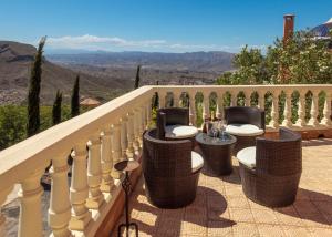 einen Tisch und Stühle auf einem Balkon mit Aussicht in der Unterkunft Casa de la Roca - A Beautiful 2 Bed/2 Bath Detached Villa in Almería