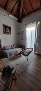 ein Wohnzimmer mit einem Bett und einem Tisch in der Unterkunft Bastione home - casa "Vicky" in Cagliari