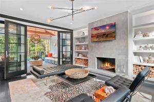 ein Wohnzimmer mit einem Sofa und einem Kamin in der Unterkunft Villa Guldan - Luxury with pool in Wainscott