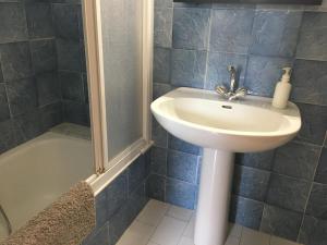 een badkamer met een wastafel en een douche bij Apartament amb vistes in Platja  d'Aro