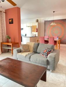 ein Wohnzimmer mit Sofa und Tisch in der Unterkunft Pafia A in Paphos City