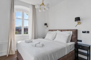 - une chambre avec un lit et 2 serviettes dans l'établissement 1881 - Heritage rooms, à Split