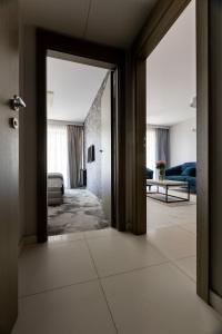 uma porta aberta para um quarto com uma sala de estar em Apartament 208 em Międzyzdroje