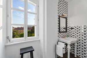 La salle de bains est pourvue d'un lavabo et d'une fenêtre. dans l'établissement 1881 - Heritage rooms, à Split
