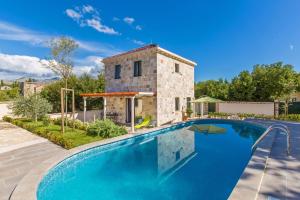 Bazén v ubytovaní Villa Dubrovnik Chalets alebo v jeho blízkosti
