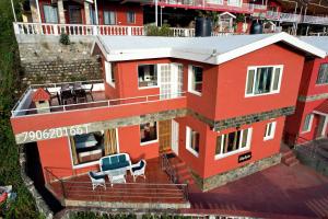 una vista aérea de una casa roja con balcón en Galaxy Stay Casa en Bhowāli