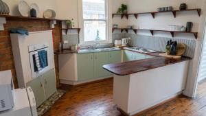 Кухня или мини-кухня в East Albury home near hospital & sports precinct
