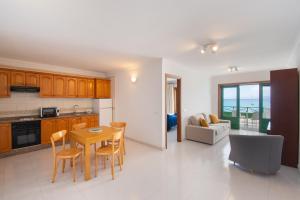 a kitchen and living room with a table and chairs at Blancazul Avenida in Playa Blanca